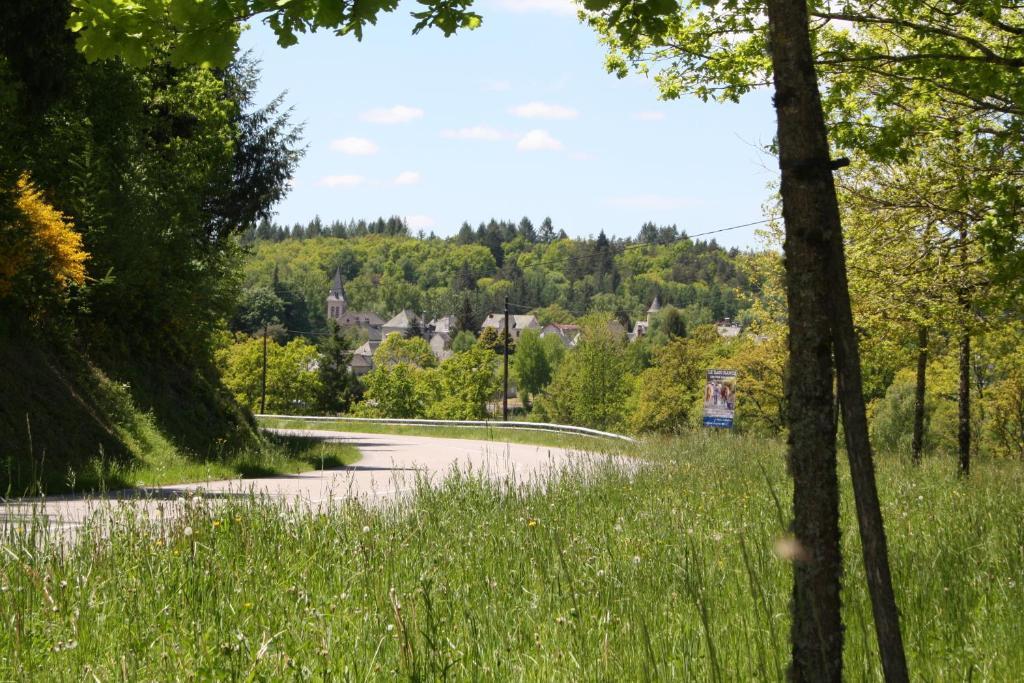 Auberge De Saint Julien Aux Bois Exteriör bild